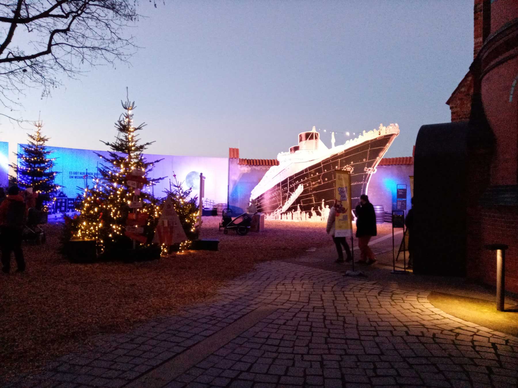 Dome und Weihnachtswunderland zum Weihnachtsmark Lübeck