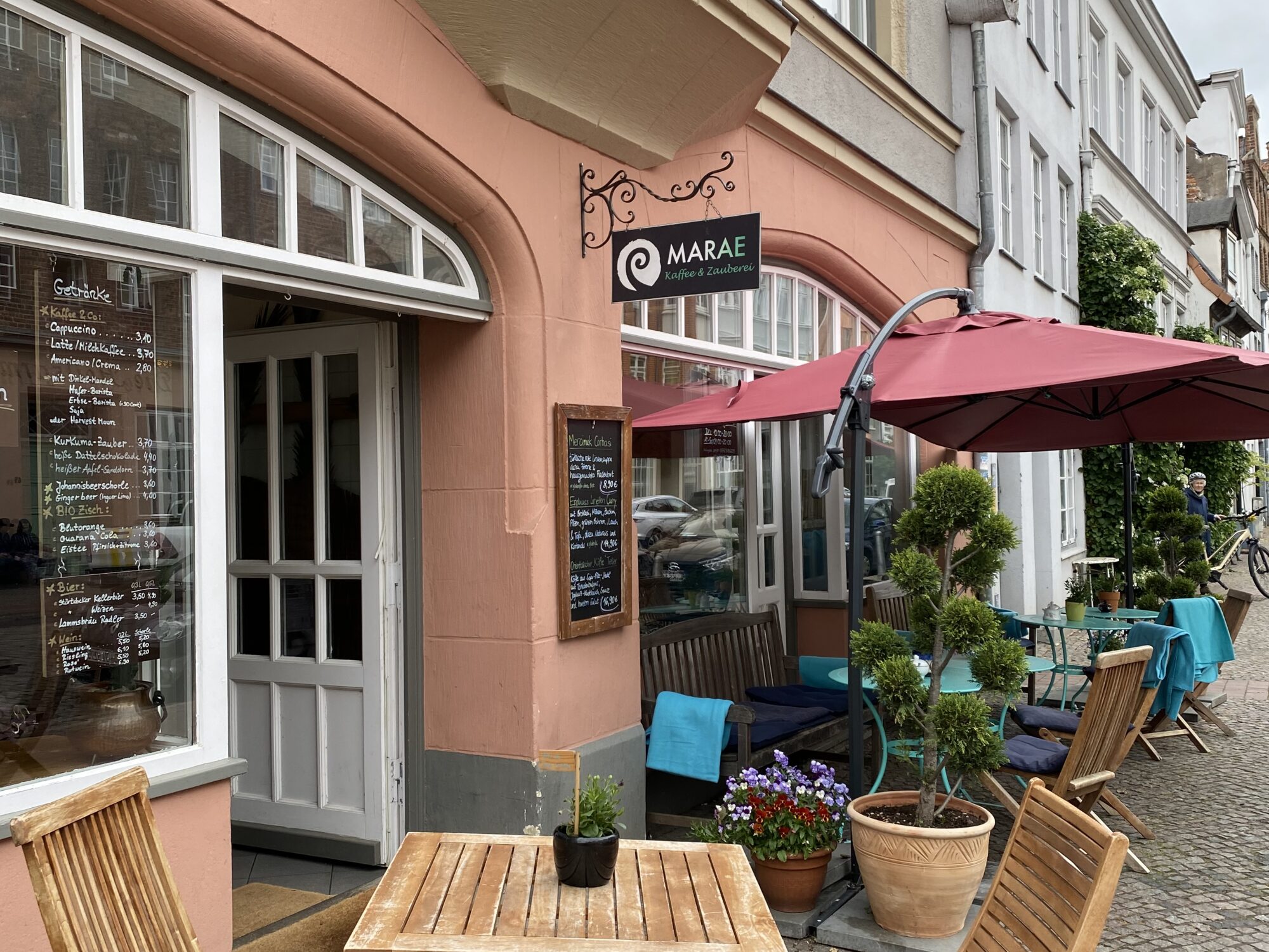 Cafe Marae in Lübeck mit veganen Speisen und Kaffee-Spezialitäten im Restaurant