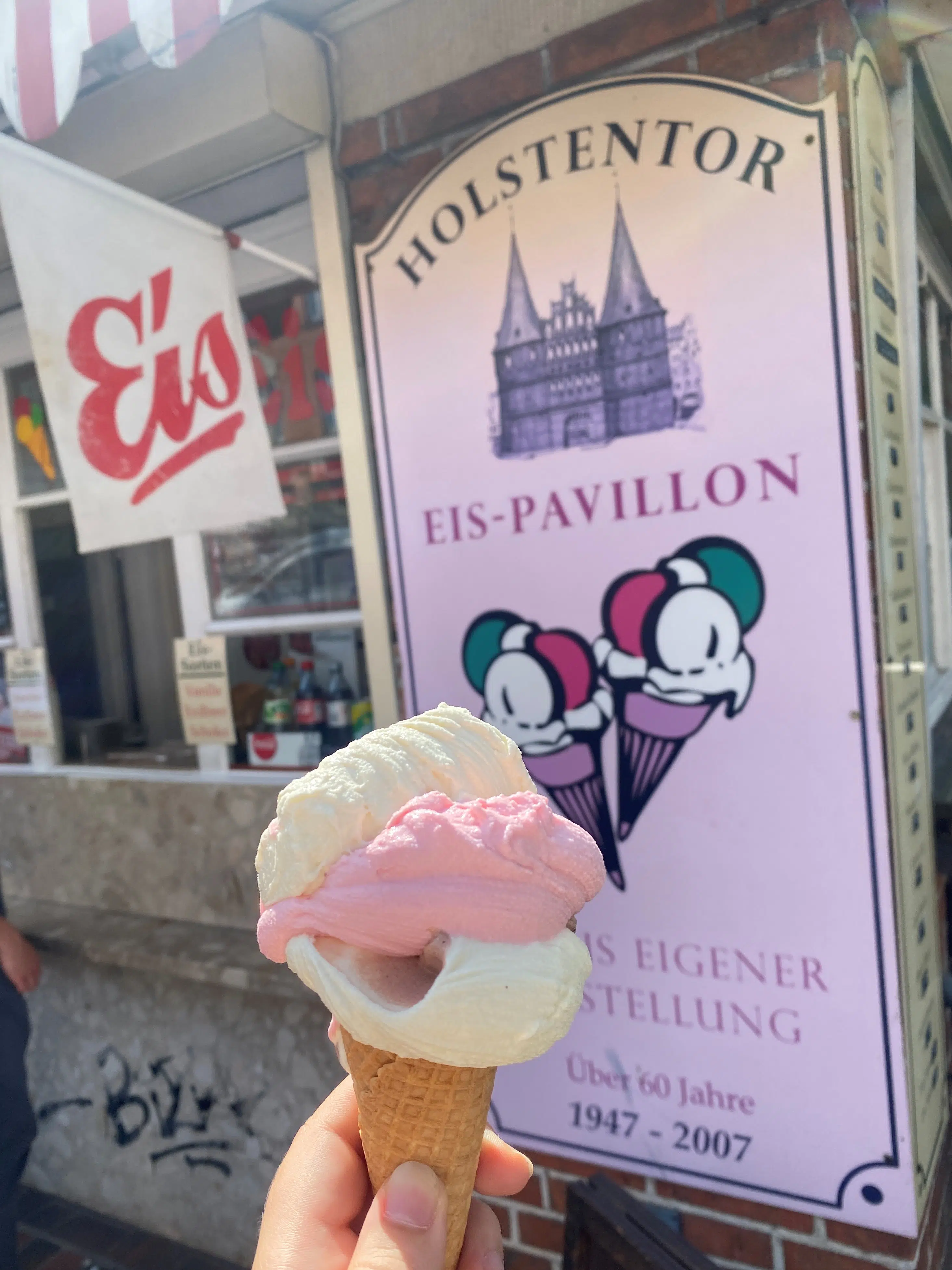 Eating ice cream and ice cream parlors in Lübeck with the ice cream pavilion at Holstentor