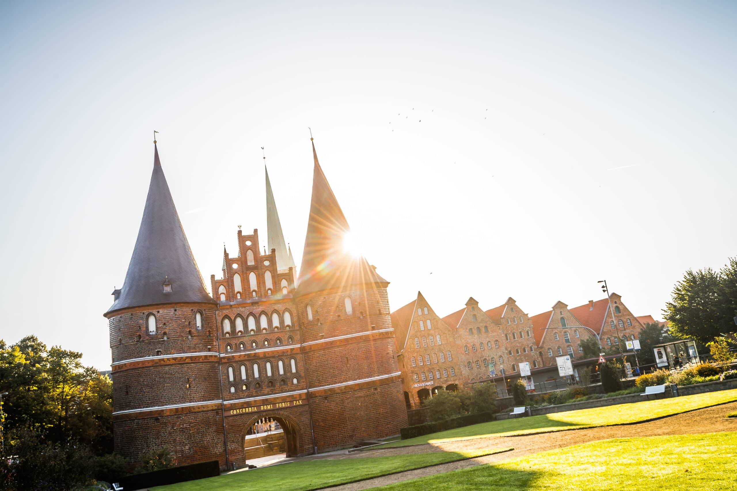 Luebeck Holstentor mit historischen Salzspeichern © LTM scaled