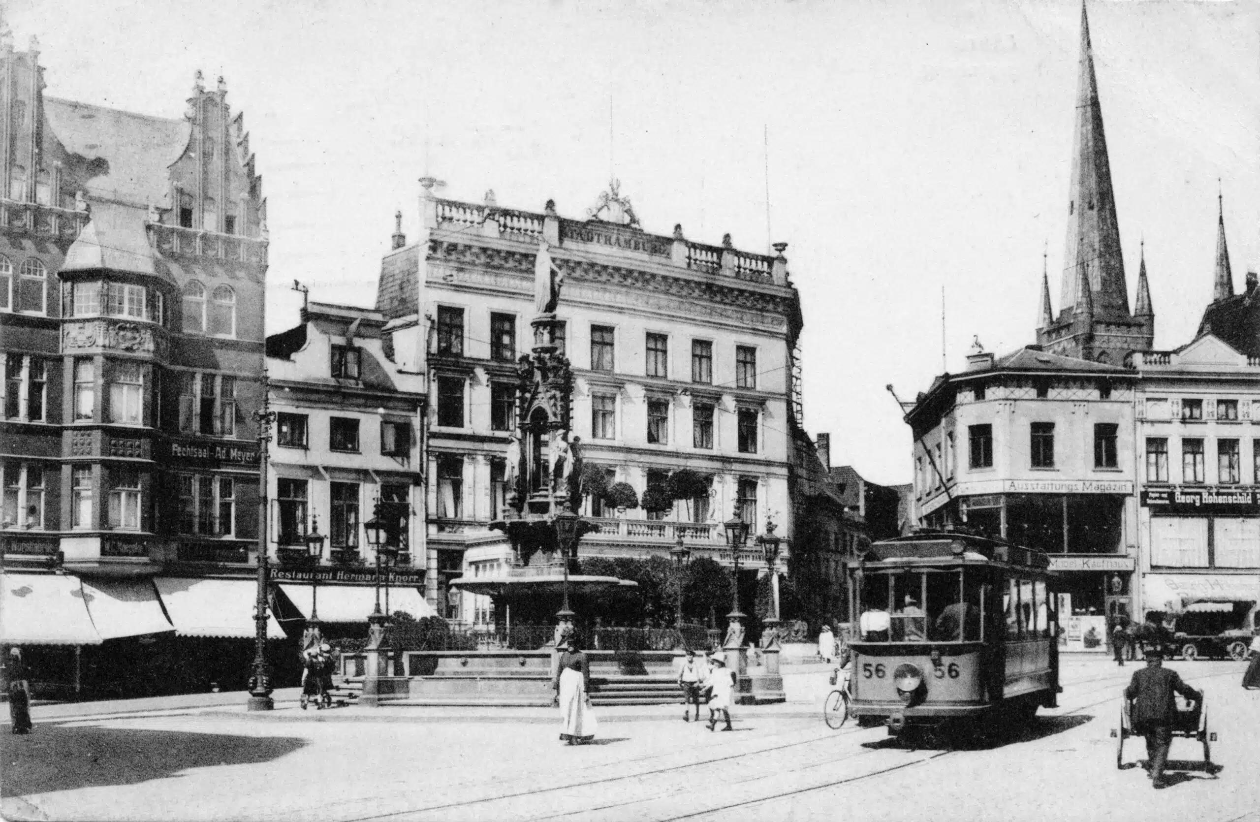 The Klingenberg in the direction of Schmiedestraße 1913 - GW with Die Lübecker Löwen and the Hotel Stadt Hamburg