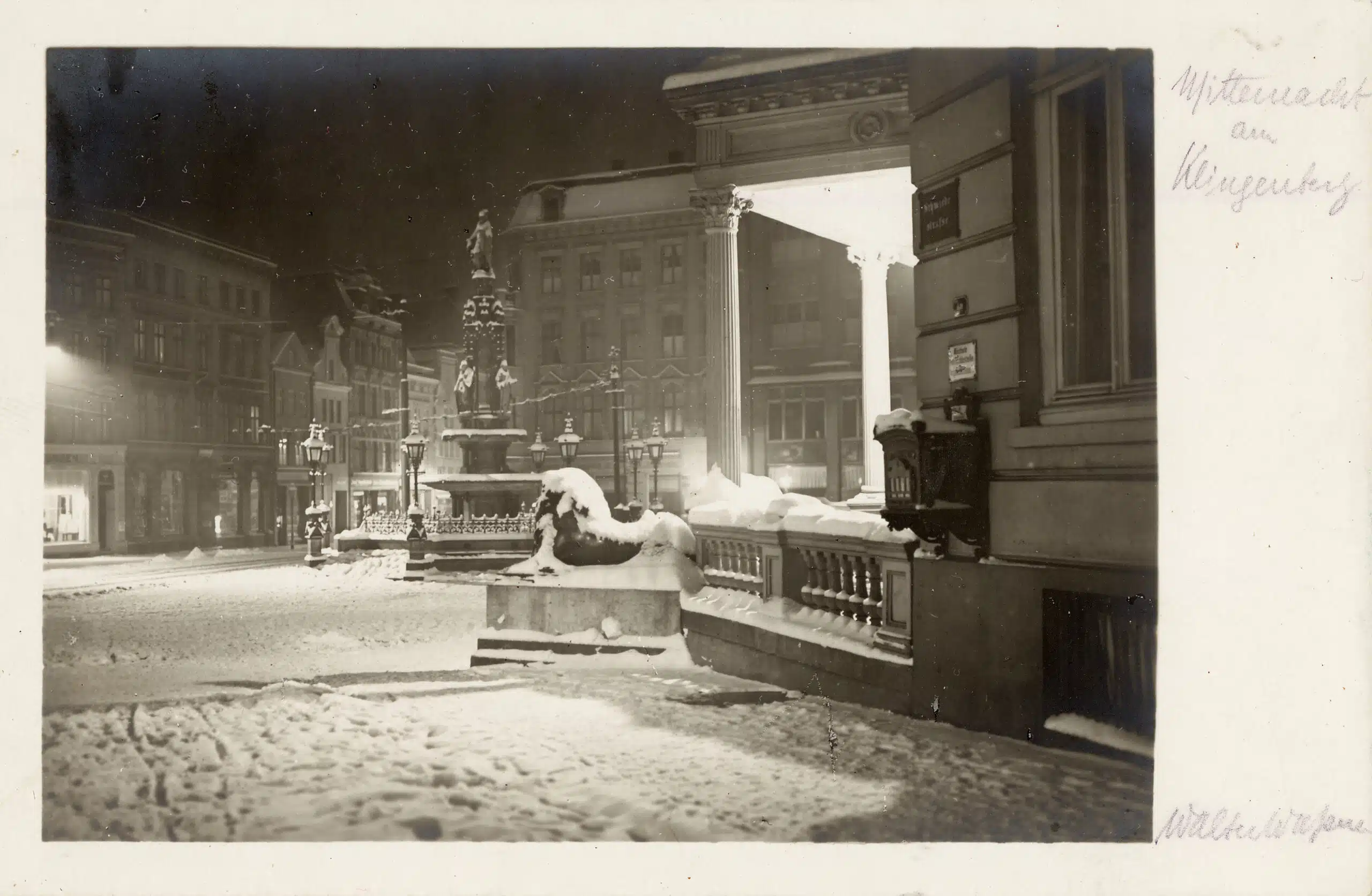 Winternacht 1926, Foto Walter Wassner (*1894, † 1970) mit dem Lübecker Löwen und dem Hotel Stadt Hamburg