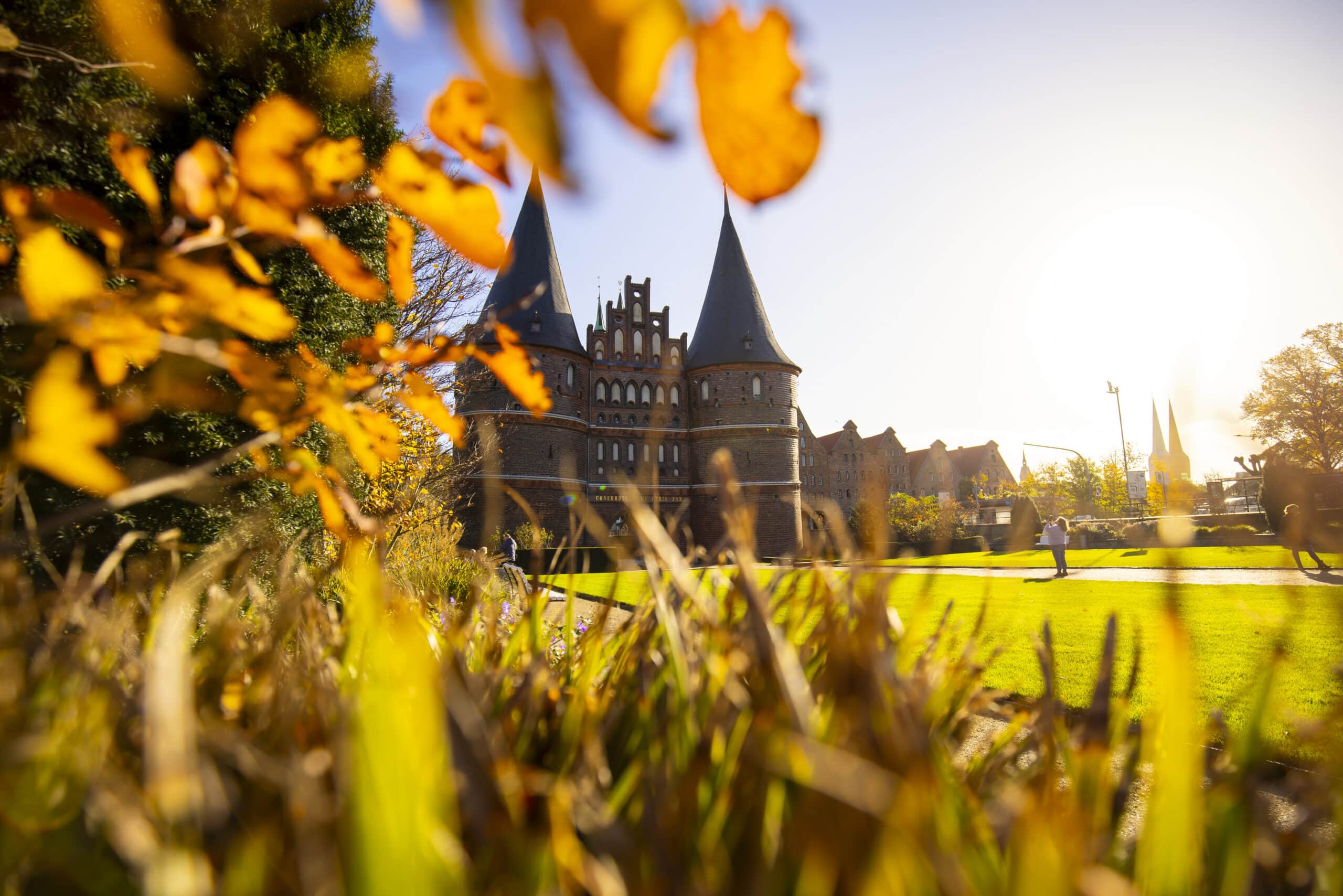 Luebeck Holstentor im Herbst © LTM scaled