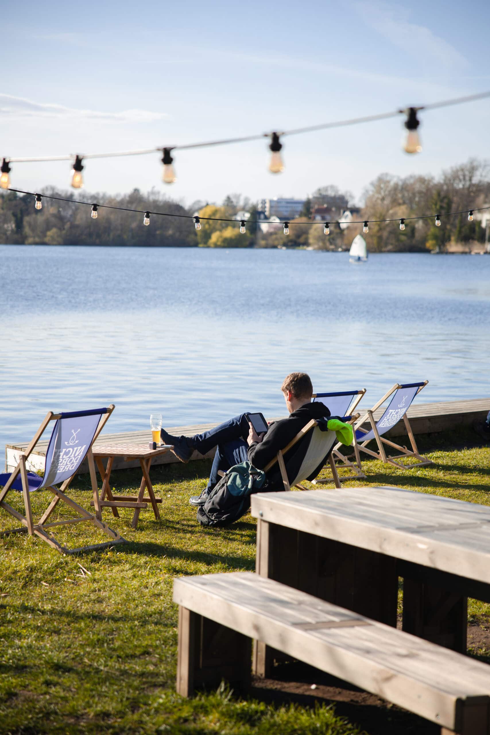 Mit Blick auf das Wasser im Bootshaus Marli