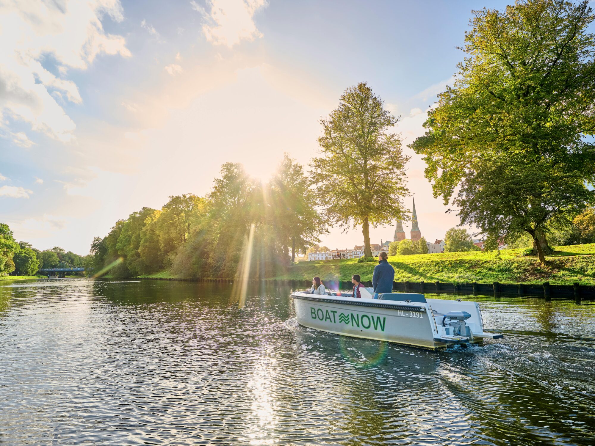 7 × Sommer in Lübeck erleben 6 Luebeck Boat Now auf der Trave © DZT Jens Wegener