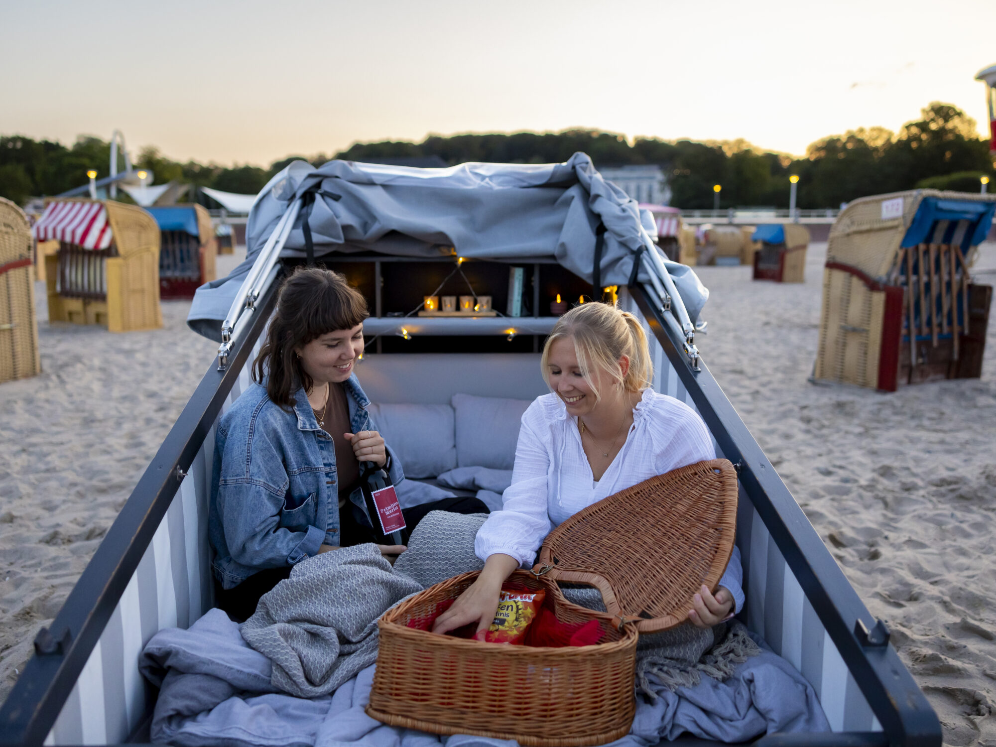 7 × Sommer in Lübeck erleben 19 Travemuende Abendstimmung Schlafstrandkorb Picknickkorb © LTM
