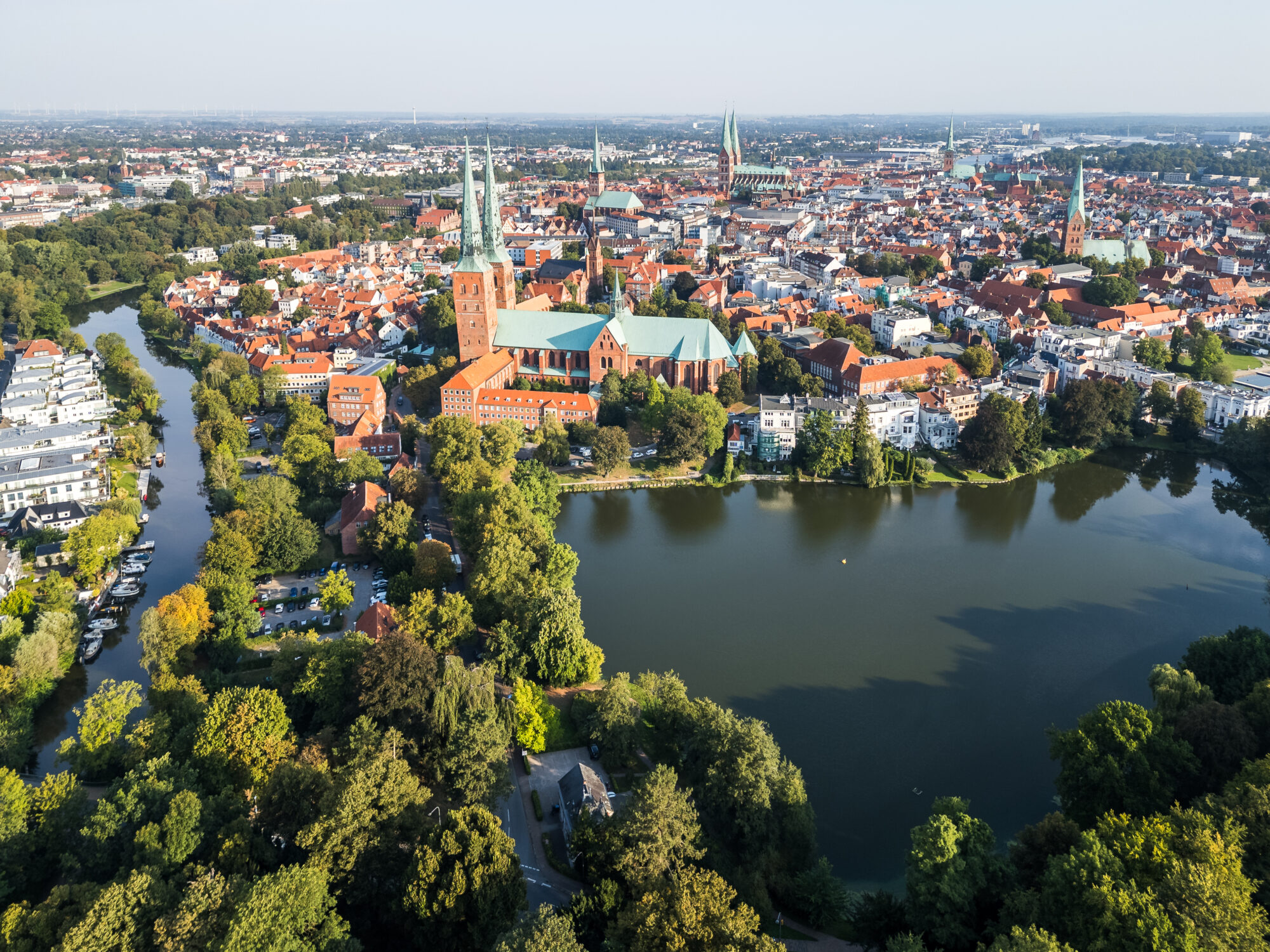 Freilichtbühne Lübeck 9 Luftaufnahme vom Mühlenteich und dem Lübecker Dom, in der Weite ist die Altstadt zu erkennen.